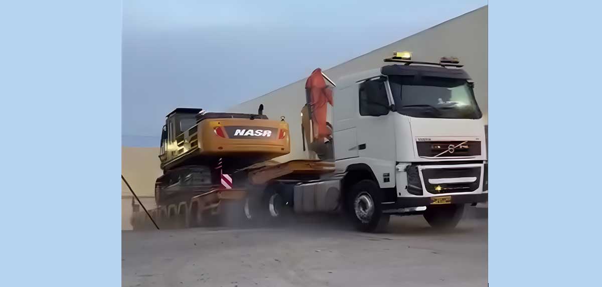 حمل بیل مکانیکی شرکت نصر ماشین توسط شرکت حمل و نقل خلیج فارس ترابر به وسیله کمرشکن ۱۱ محور ویژه