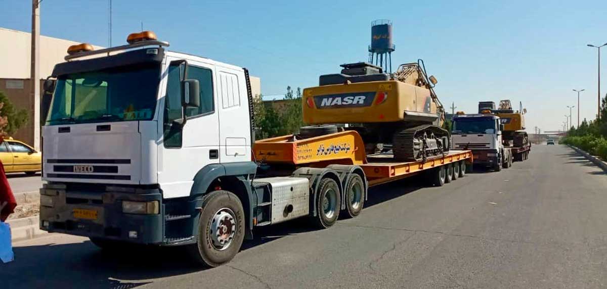 حمل بیل مکانیکی شرکت نصر ماشین توسط شرکت حمل و نقل خلیج فارس ترابر به وسیله کمرشکن ۱۱ محور ویژه